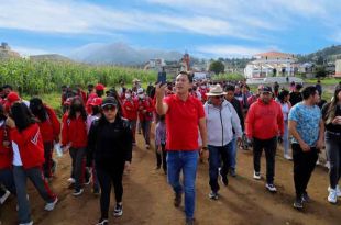 Diego Moreno Valle estuvo acompañado por delegados, regidoras, regidores, niños y jóvenes de kínder, primaria y secundaria, además de padres de familia y vecinos de la localidad.
