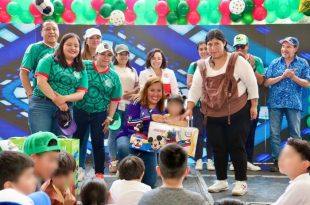 Nancy Valdez participa en las actividades del festival del Día del Niño.