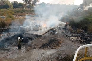 Alrededor de seis alcantarillas que sirven como respiraderos del Río de los Remedios se incendiaron.