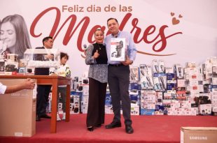 El alcalde Ricardo Moreno durante el desayuno conmemorativo por el Día de las Madres.
