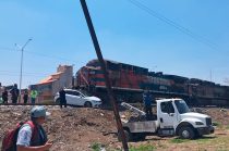 Video: Tren arrolla auto en Ecatepec y colapsa Avenida Central