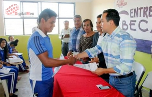 Entrega Anthony Domínguez más becas “Benito Juárez” en #Tejupilco