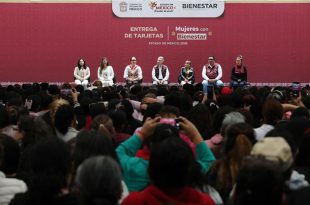 Autoridades estatales y municipales encabezaron la entrega de tarjetas del programa Mujeres con Bienestar a habitantes de Ecatepec.