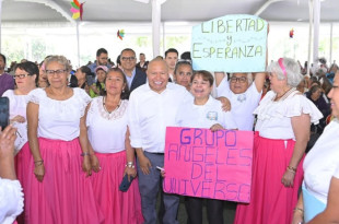 Raciel Pérez Cruz entrega kits deportivos a personas adultas mayores