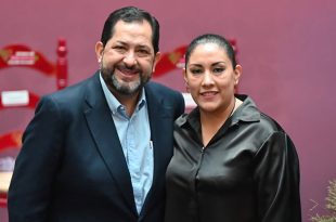 Los diputados Francisco Vázquez Rodríguez y Martha Azucena Camacho acompañaron a la gobernadora Delfina Gómez Álvarez durante la ceremonia de obtención de la Indicación Geográfica Protegida del Árbol de la Vida de Metepec.