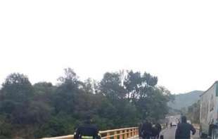 Rescatistas arribaron al sitio para realizar labores con equipo especial y lograr sacar el cadáver