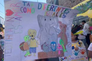 Niños de preescolar, primaria y secundaria del Colegio Xochicalli caminaron pacíficamente por las calles para alzar la voz.