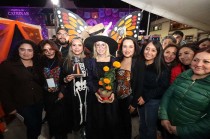 Esta exhibición incluye actividades como globos de cantoya, festival de pan de muerto, conciertos, música, danzas tradicionales, una carrera atlética y un desfile de carros y motos alegóricos
