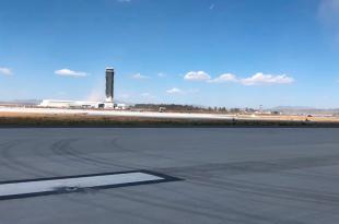 De acuerdo con el director general, los taxis por aplicación solo podrán entrar al aeropuerto para dejar a los pasajeros, pero no recogerlos.