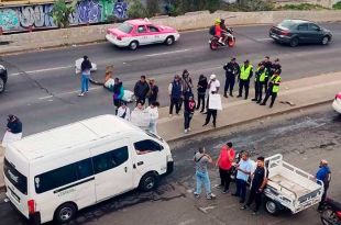 Los manifestantes portan cartulinas con leyendas contra el fiscal regional