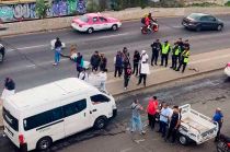 Los manifestantes portan cartulinas con leyendas contra el fiscal regional