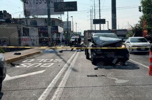 Elementos de emergencia y corporaciones de seguridad resguardaron la zona tras el accidente entre una motocicleta y una camioneta ocurrido en el Barrio de la Concepción.
