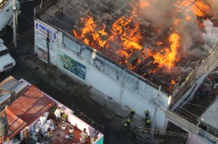 Debido a los materiales que ahí se almacenaban, el fuego se propagó con facilidad y provocó que la techumbre se desplomara.