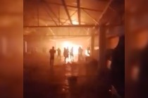 De acuerdo con los primeros reportes, aproximadamente 20 reclusos intentaron defender a un líder criminal conocido como Javier “N”, utilizando armas de fuego que presuntamente ya estaban dentro del penal.