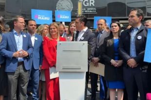 La gobernadora de Chihuahua, Maru Campos, acudió a la FGR en la Ciudad de México para rendir declaración.entes y simpatizantes del PAN.