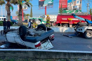 En la autopista México-Puebla, una unidad de transporte público se impactó contra un tráiler con varios pasajeros a bordo.
