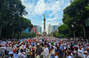 La manifestación también atrajo a trabajadores del Poder Judicial, como Frida Mata, del Décimo Segundo Tribunal en Materia Civil, quien enfatizó que la protesta va más allá de cuestiones salariales.