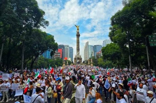 La manifestación también atrajo a trabajadores del Poder Judicial, como Frida Mata, del Décimo Segundo Tribunal en Materia Civil, quien enfatizó que la protesta va más allá de cuestiones salariales.