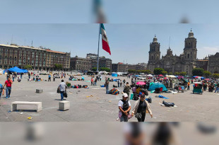Desde temprana hora, maestras y maestros del magisterio disidente iniciaron el retiro de lonas, casas de campaña y materiales instalados desde el pasado 15 de mayo.