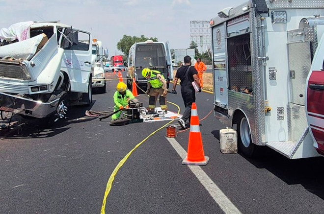 La pipa iba cargada con agua y, poco antes de llegar a la gasolinería del lugar, el conductor se impactó contra la parte trasera de un tractocamión