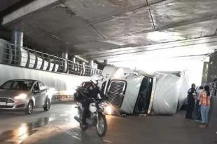 El tráiler cayó sobre un automóvil tipo KIA