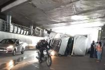 El tráiler cayó sobre un automóvil tipo KIA