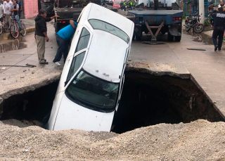 #Video: Caen tráiler y dos automóviles en socavón de Ecatepec