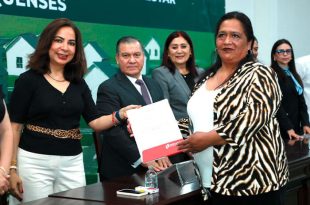La magistrada María Alejandra Almazán Barrera, en representación del presidente del Tribunal Superior de Justicia del Estado de México, Héctor Macedo García, participó en la entrega de títulos de propiedad.