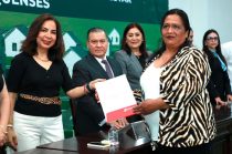 La magistrada María Alejandra Almazán Barrera, en representación del presidente del Tribunal Superior de Justicia del Estado de México, Héctor Macedo García, participó en la entrega de títulos de propiedad.