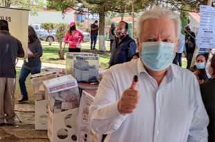 Acompañado de su familia, en ambiente de paz y tranquilidad asistió a las urnas