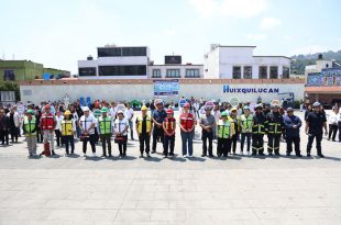 Servidores públicos de Huixquilucan participan en la evacuación de edificios durante el Simulacro Nacional 2026, tras la activación de 49 alarmas sísmicas en el municipio.