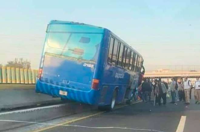 Conductor de autobús perdió el control