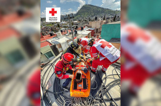 Cruz Roja, Protección Civil y Bomberos de Toluca colaboraron para descender al hombre y trasladarlo a un hospital; su estado de salud se reporta como reservado.