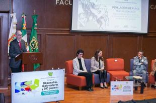 El rector Carlos Barrera entregó en el acto 10 pantallas, ocho proyectores y 100 pupitres.