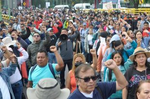 Movilizaciones y cierres viales complicaron el acceso al estadio y al Fan Fest del Zócalo.