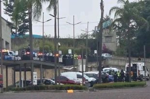Familias y cuerpos de emergencia durante el operativo tras el ataque armado registrado en una plaza comercial de Atizapán de Zaragoza.