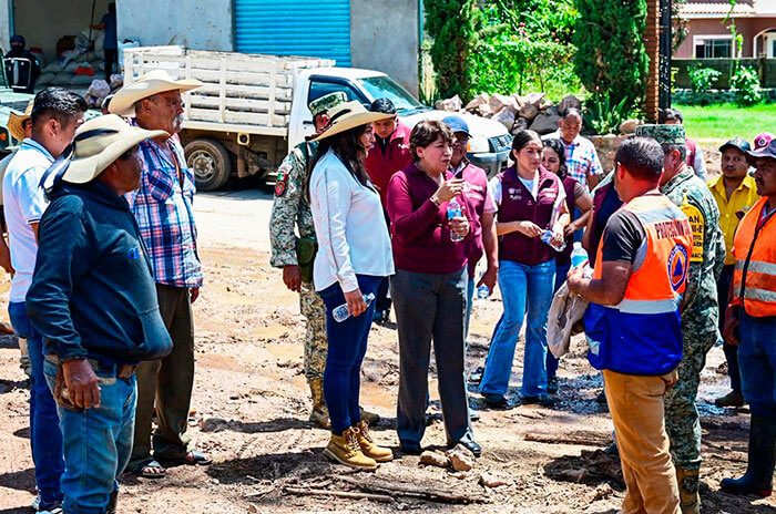 La gobernadora recorrió San Pedro Tenayac para supervisar la atención a las familias afectadas por el desprendimiento de rocas y flujo de lodo.