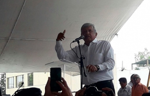 "Vamos a bajar los sueldos de los de arriba”: López Obrador