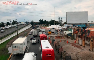 "Atorados" autos por reducción de dos carriles de la carretera México-Toluca