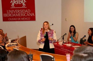 En este foro, dirigido a estudiantes de todo el país, Muñiz Neyra compartió su visión sobre el papel fundamental de las mujeres en la construcción de gobiernos más justos y eficaces.