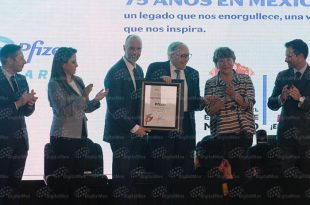 Delfina Gómez Álvarez encabezó el evento por el 75 aniversario de Pfizer en la planta de Toluca.