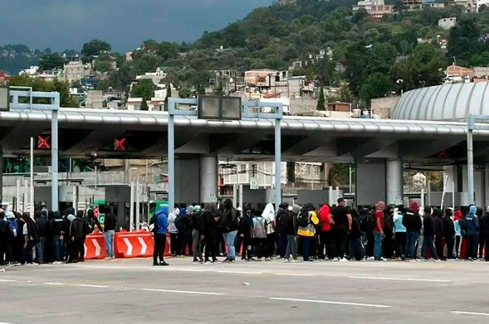 Realizaron actos de protesta en la caseta de Tlalpan, donde causaron daños a instalaciones y afectaron la circulación en ambos sentidos de la autopista.