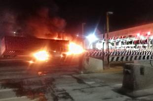 El incendio se registró a unos metros de cruzar la caseta de cobro San Marcos, en la México-Puebla, a la altura de Chalco.