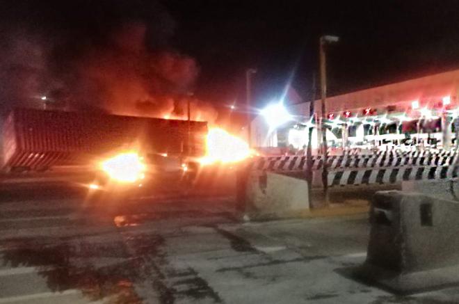 El incendio se registró a unos metros de cruzar la caseta de cobro San Marcos, en la México-Puebla, a la altura de Chalco.