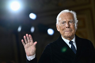 La marca informó que Armani murió pacíficamente, rodeado de sus seres queridos, tras haber trabajado hasta sus últimos días.