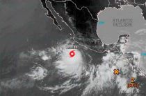 “Adrián” era tormenta tropical, pero este miércoles se intensificó hasta convertirse en huracán.