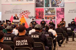 El gobernador Alfredo Del Mazo Maza hizo entrega de Kits de Equipo Táctico a los uniformados.