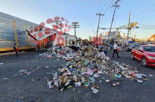 #Video ¡Alerta! Hartos por falta de pago, tiran basura en calles de Toluca y Palacio de gobierno