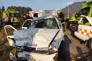Impactaron una unidad de la base de taxis de San Pancho con una unidad tipo Tsuru de Valle de Bravo.