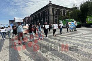 Un docente que lidera la protesta comentó que tanto alumnos como profesores viven con constante incertidumbre.